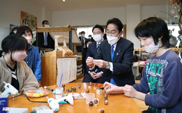 「なぎチャイルドホーム」を視察し、子どもと工作を楽しむ岸田首相(右から2人目、19日午後、岡山県奈義町)=代表撮影