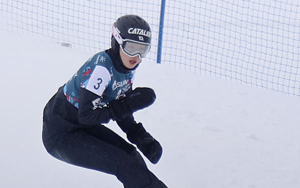 スノーボードの世界選手権の女子パラレル大回転で、初優勝を果たした三木つばき。スノーボードのアルペン種目で日本勢が世界一になるのは五輪を含め、男女を通じて初めて（19日、ジョージアのバクリアニ）＝共同