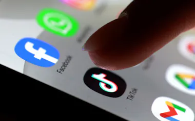 欧州連合(EU)は子どもがTikTok(ティックトック)などSNSを利用する際の年齢制限を検討している=ロイター