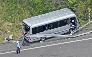 福島県郡山市の磐越自動車道でガードレールに衝突したマイクロバス=6日