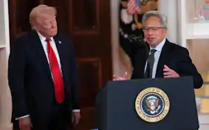 トランプ米大統領㊧とエヌビディアのジェンスン・ファンCEO(写真は2025年4月)=ロイター トランプ米大統領㊧とエヌビディアのジェンスン・ファンCEO(写真は2025年4月)=ロイター