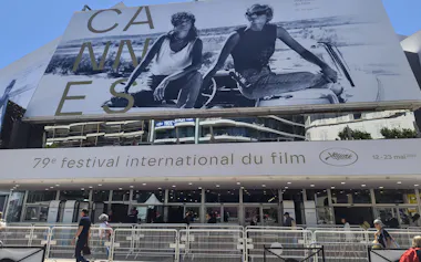 映画祭の主会場にも大きく掲げられた今年のキービジュアル「テルマ&ルイーズ」は35年前にカンヌで初上映された