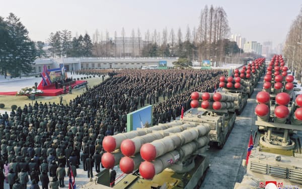 平壌で行われた口径600ミリの超大型放射砲の「贈呈式」（2022年12月）＝朝鮮中央通信・共同