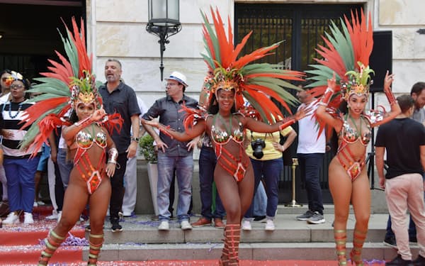 17日、ブラジル・リオデジャネイロで開かれたカーニバルの開幕イベントで踊るサンバダンサー（共同）