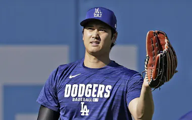 キャッチボールするドジャース・大谷(12日、ロサンゼルス)=共同