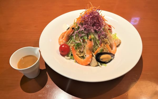 発祥の地とされる札幌グランドホテルの「元祖ラーメンサラダ」