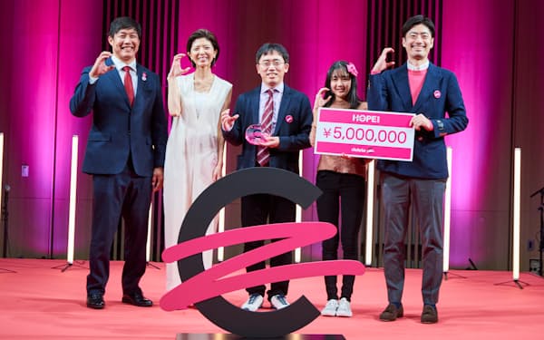 デリート・シーはがん研究者２人に各５００万円を贈った（写真は１月２９日に開かれた授賞イベント）