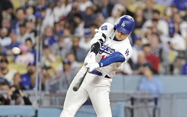 ジャイアンツ戦の3回、7号ソロを放つドジャース・大谷(12日、ロサンゼルス)=共同