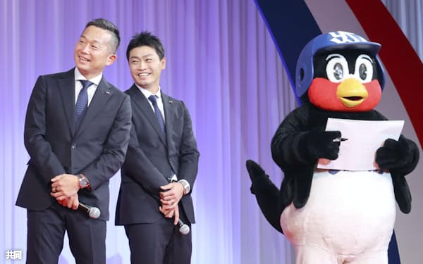  ヤクルトの「優勝感謝の集い」で、つば九郎とのトークショーに登壇した石川(左)と青木=28日、東京都内のホテル