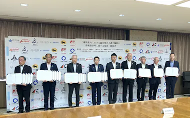 協定の締結後に記念撮影する服部知事(左から4人目)ら関係者(13日午前、福岡県庁)