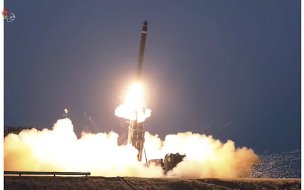 北朝鮮が20日朝に発射したとみられる弾道ミサイル。朝鮮中央テレビが同日放映した＝共同
