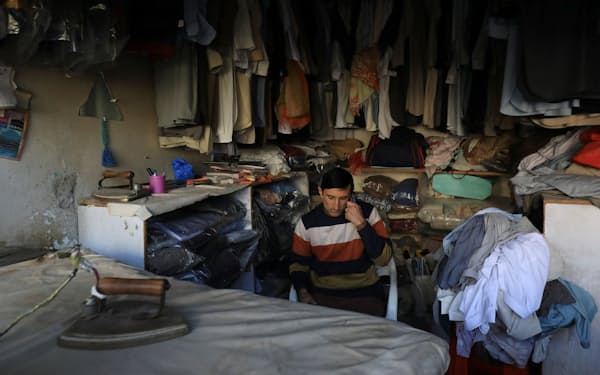 パキスタンでは電力不足が深刻化している（停電中のペシャワルの洗濯店、2023年1月）＝ロイター