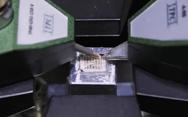 新技術は量子力学的な性質を使って電気信号の情報を微小な磁力に変換して記録できる=東京大学の中辻知教授提供