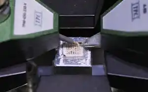 新技術は量子力学的な性質を使って電気信号の情報を微小な磁力に変換して記録できる=東京大学の中辻知教授提供 新技術は量子力学的な性質を使って電気信号の情報を微小な磁力に変換して記録できる=東京大学の中辻知教授提供