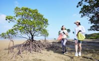 沖縄・西表島で実施する「イリオモテプロギング」は、ごみ袋を持ってジョギングし、ごみを見つけたら拾う