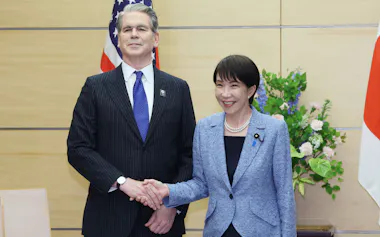 高市首相と握手するベッセント米財務長官(12日、首相官邸)