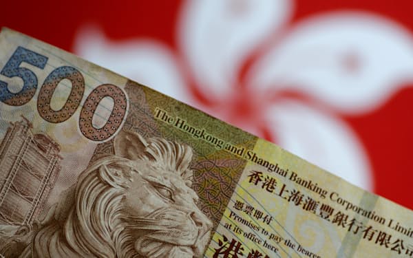 香港の景気・物価の弱さが米国との金利差拡大を通じて通貨売りを招いた（香港ドル紙幣）＝ロイター