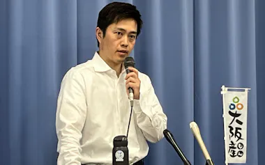 記者団の取材に答える日本維新の会の吉村代表(13日、大阪市)