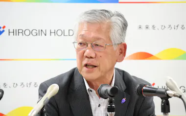 中計見直しなどを記者会見で説明するひろぎんHDの部谷俊雄社長(13日、広島市)