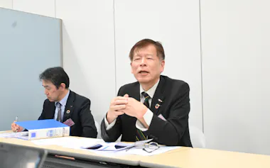 記者会見するG-7ホールディングスの岸本安正社長㊨(13日、大阪市中央区)