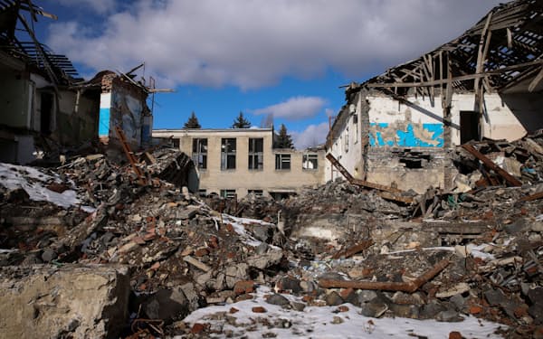ロシア軍の攻撃で破壊されたウクライナ東部ドネツク州の町＝ロイター