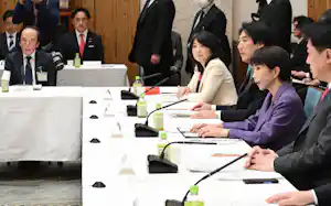 経済財政諮問会議で発言する高市早苗首相(右から2人目)。左奥は日銀の植田和男総裁 経済財政諮問会議で発言する高市早苗首相(右から2人目)。左奥は日銀の植田和男総裁