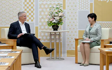 OECDのコーマン事務総長と会談する小池知事㊨(東京都提供)