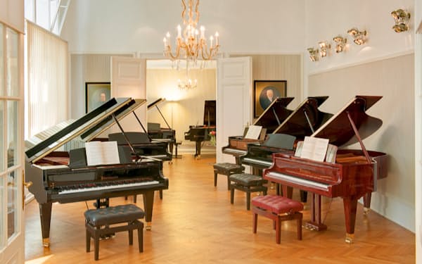 ベーゼンドルファーは2000万円ほどの超高級ピアノが中心だ（ウィーンの直営店）