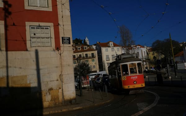 ポルトガルの首都リスボンでは住宅価格の高騰が問題となっている＝ロイター