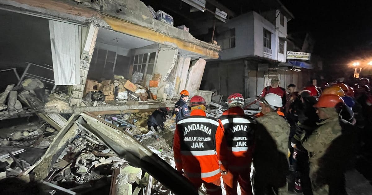 トルコ・シリア被災地、再び地震 M6.3死傷者多数 - 日本経済新聞