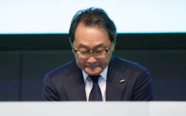 記者会見を終え、一礼するニデックの岸田光哉社長(13日、東京都千代田区)