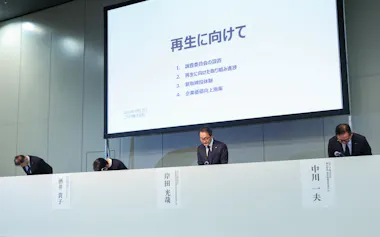 記者会見で頭を下げるニデックの岸田光哉社長(右から2人目)ら(13日、東京都千代田区)