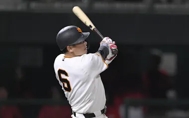 12回巨人1死一、二塁、坂本が左越えに通算300号となるサヨナラ3ランを放つ(13日、セーレン)=共同