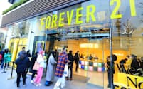 フォーエバー21の期間限定店は多くの人でにぎわった(21日、東京・渋谷)