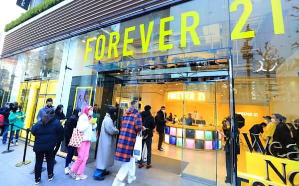 フォーエバー２１の期間限定店は多くの人でにぎわった（21日、東京・渋谷）