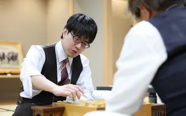 棋聖戦の挑戦者決定戦で羽生善治九段(右)を破り、対局を振り返る服部慎一郎七段(5月1日、東京都渋谷区)