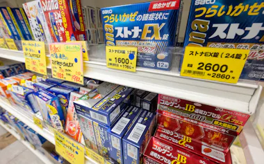 ドラッグストアの風邪薬の棚