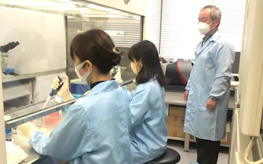 レナサイエンスはPAI-1阻害薬の開発を進める(東北大学での研究風景)