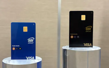 どの仮想通貨を選んでもカードのデザインは変わらない。左がスタンダードカード、右がゴールドカード