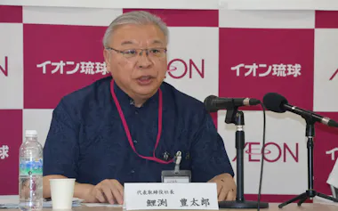 記者会見するイオン琉球の鯉渕豊太郎社長(14日、那覇市)