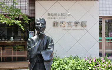 前橋文学館の前にたたずむ萩原朔太郎像(14日、前橋市)
