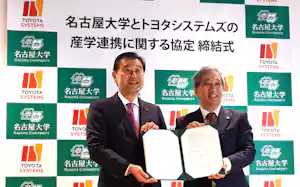 締結式に出席した名古屋大学の杉山直学長㊨とトヨタシステムズの北沢宏明社長(14日、名古屋市) 締結式に出席した名古屋大学の杉山直学長㊨とトヨタシステムズの北沢宏明社長(14日、名古屋市)