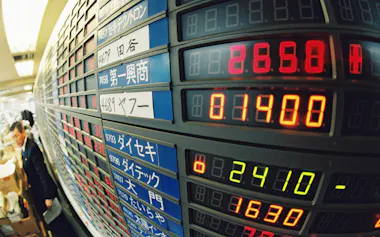ITバブル当時、ヤフーの株価が1億円を超え、億の桁が表示されなかった証券会社の株価ボード(2000年1月19日、東京都中央区)