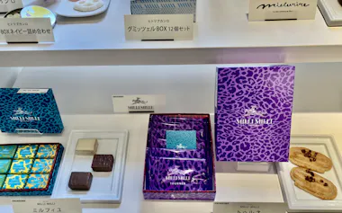 伊勢丹新宿店限定ブランドの洋菓子(14日、東京都新宿区)