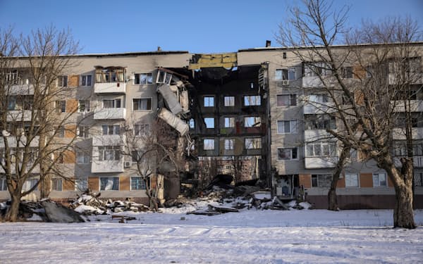 ロシア軍による攻撃で破壊された集合住宅（19日、東部ドネツク州バフムト）＝ロイター