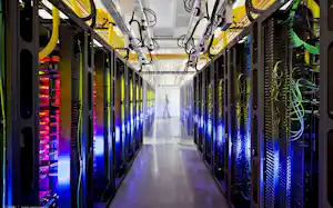 データセンターの新設でケーブルの需要は高い(写真は米アイオワ州にあるグーグルのデータセンター、AP) データセンターの新設でケーブルの需要は高い(写真は米アイオワ州にあるグーグルのデータセンター、AP)