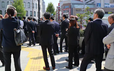 候補者の街頭演説会には聴衆が集まった(14日、新潟市)