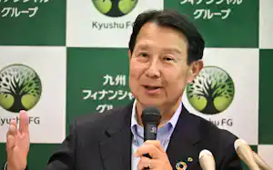 決算について説明する九州FGの笠原社長(14日、熊本市) 決算について説明する九州FGの笠原社長(14日、熊本市)
