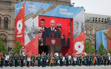 5月9日、戦勝記念日の軍事パレードで演説するロシアのプーチン大統領を映し出したスクリーン(モスクワ)=ロイター