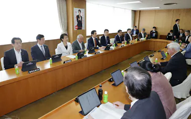 自民党本部で開かれた臨時総務会(14日午前)